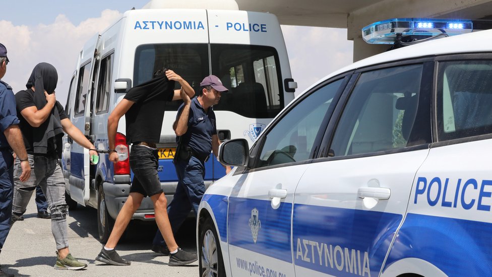 Двенадцать израильских туристов мужского пола предстают перед окружным судом Фамагусты в Паралимни, Кипр