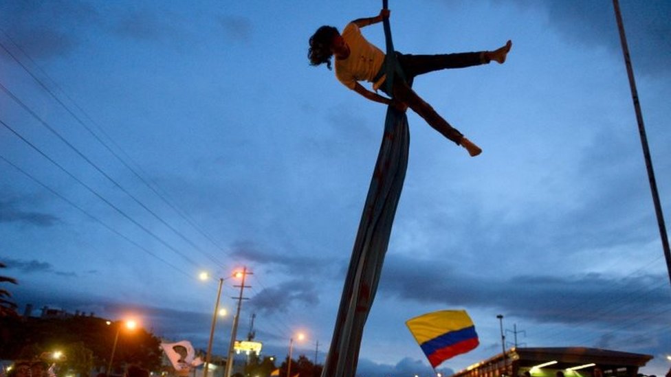 Артист выступает во время акции протеста против правительства президента Колумбии Ивана Дуке в Боготе 27 ноября 2019 г.