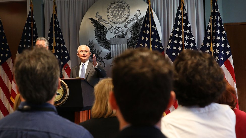 La ola de asesinatos provocó una inédita visita del fiscal general estadounidense a Central Islip. Visita del fiscal general a Central Islip