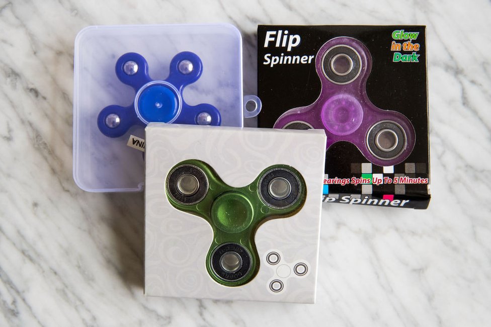 Para otros educadores, los fidget spinner facilitan el aprendizaje de algunos niños. Tres fidget spinners