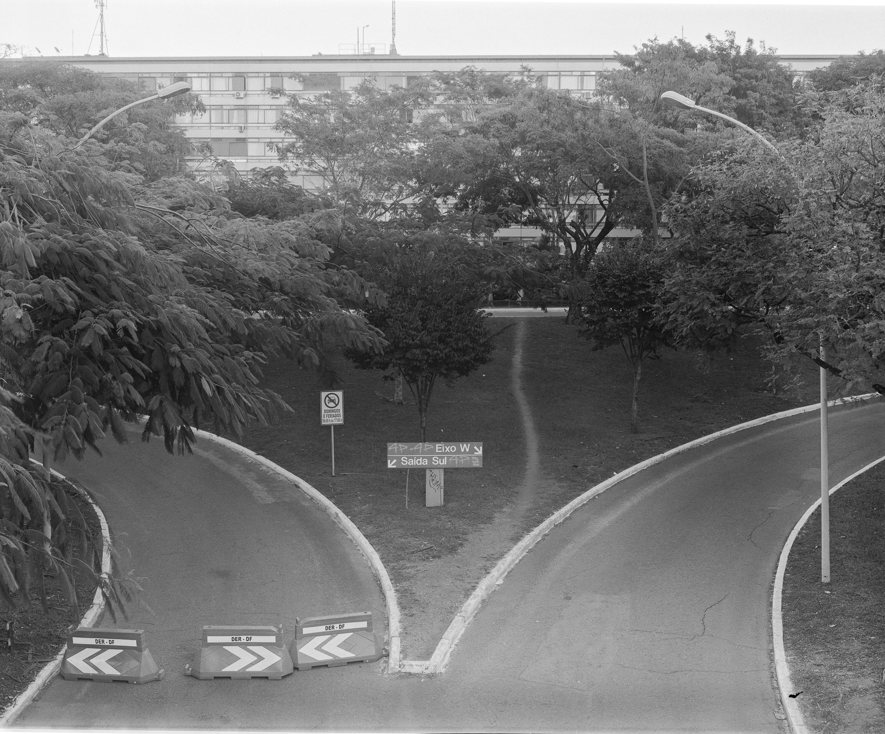 caminho criado em área inclinada no Eixo Sul