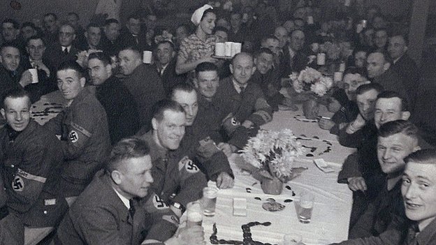 Soldados alemanes comiendo en una cantina.