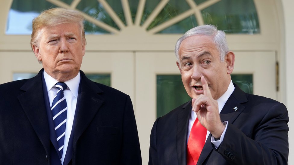 Президент США Дональд Трамп и премьер-министр Израиля Биньямин Нетаньяху беседуют у Овального кабинета Белого дома