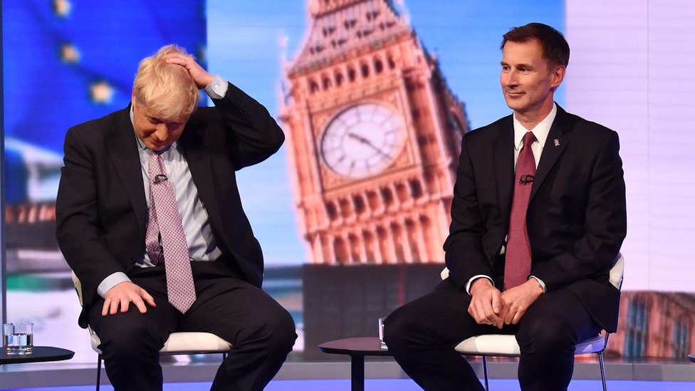 Борис Джонсон и Джереми Хант сидят на стульях во время теледебатов BBC