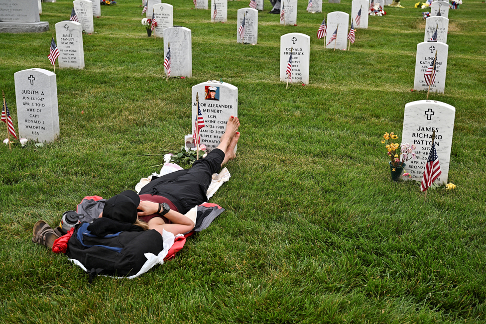 كريستا مينرت ترقد عند قبر ابنها، جاكوب مينرت، في القسم رقم 60 في مقبرة أرلينغتون الوطنية في يوم الذكرى في واشنطن، الولايات المتحدة ، 29 مايو/ أيار 2023.