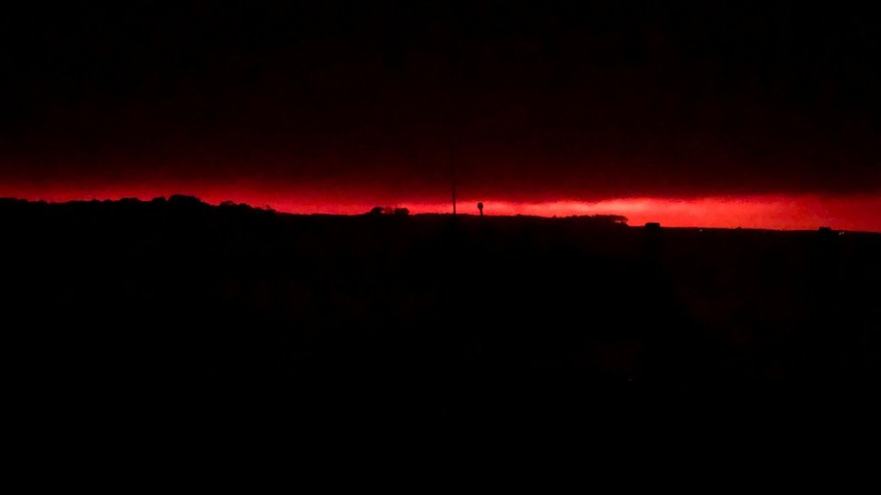 Красное сияние пламени ползет над Маллакута