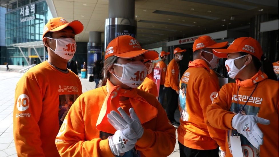 Участники кампании в перчатках и масках