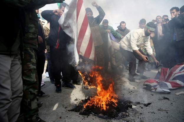 Tahran'daki protestolarda ABD bayrağı yakan göstericiler