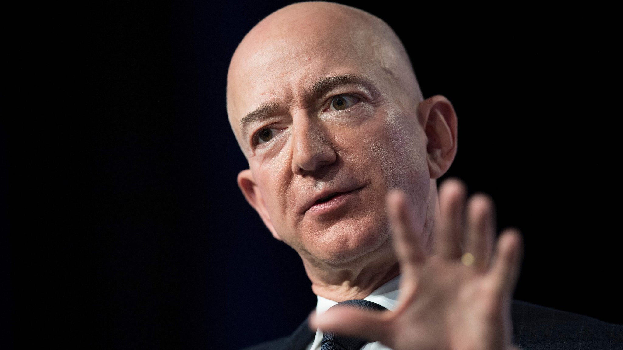 Jeff Bezos Amazon boss accuses National Enquirer of blackmail pic