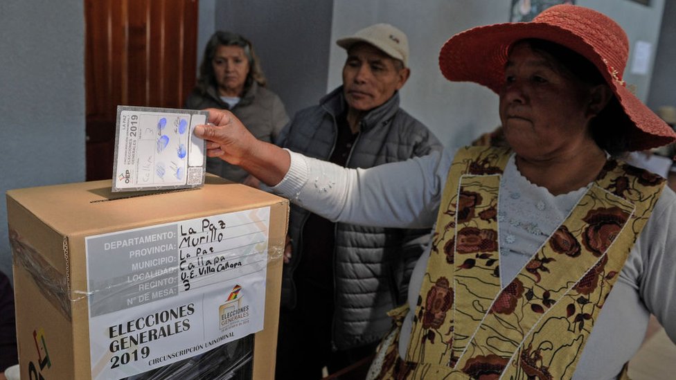 Una mujer votando en las elecciones en Bolivia