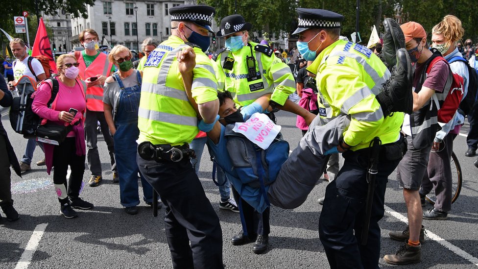 Активиста климатической протестной группы Extinction Rebellion уносят полицейские