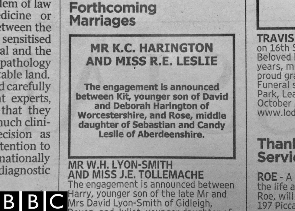 Harington y Leslie anunciaron su matrimonio a través de un periódico . Anuncio en un periódico.