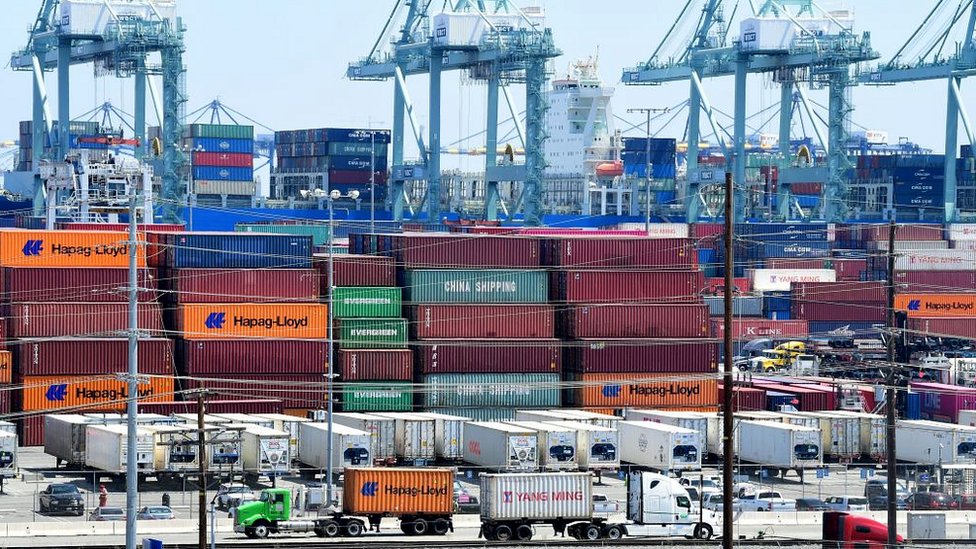 Контейнеровозы прибывают в порт Лонг-Бич 23 августа 2019 г. в Лонг-Бич, Калифорния