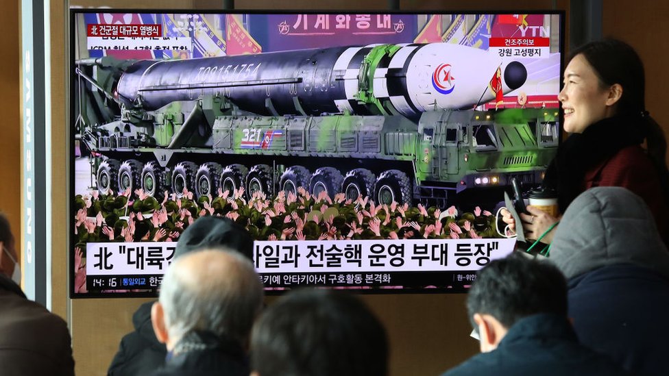 Imágenes del desfile miltar de Corea del Norte en una televisión en la estación de tren de Seúl, Corea del Sur