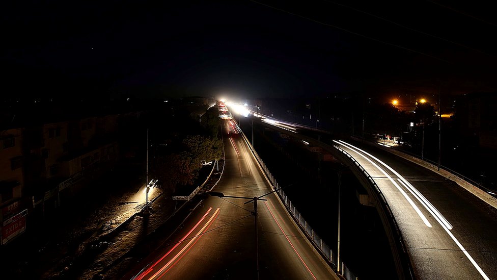 Pakistan power cut plunges country into darkness - BBC News