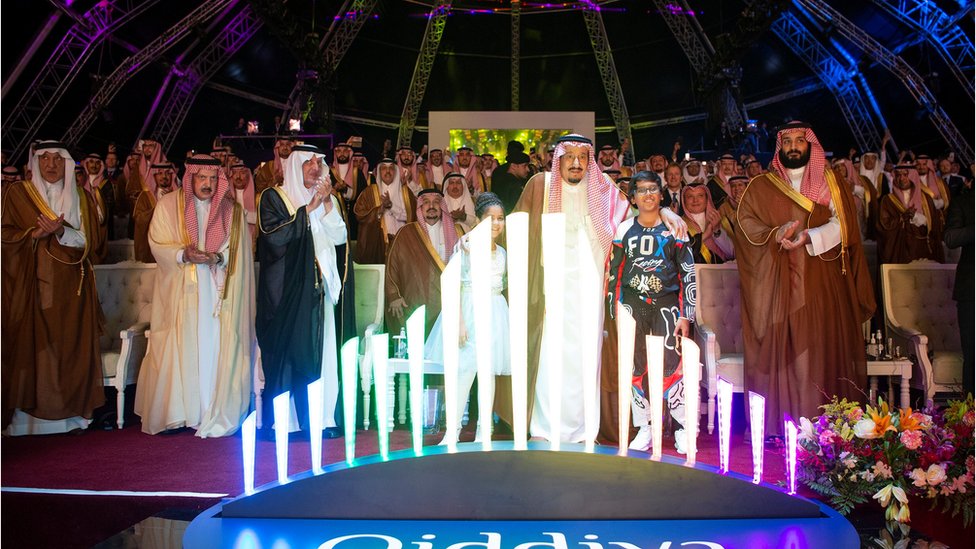 العاهل السعودي ونجله خلال حفل افتتاح أحد المهرجانات