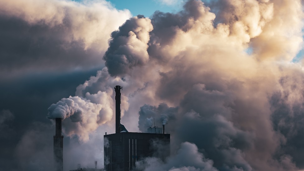 Emisiones de gases de invernadero de las chimeneas de una fábrica