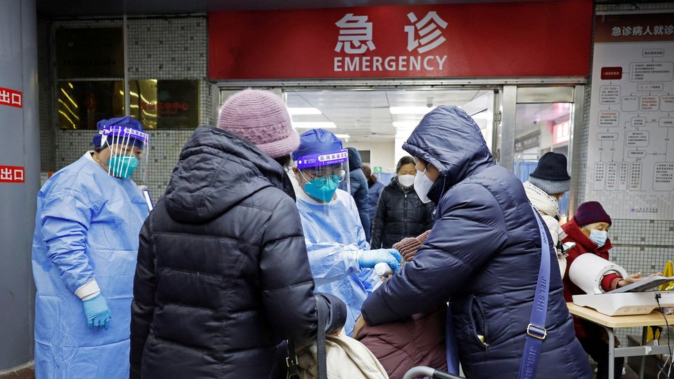 Um trabalhador médico realiza pré-exame em um paciente em 26/12 em meio ao aumento do número de tratamentos de emergência no hospital Tongji em Xangai