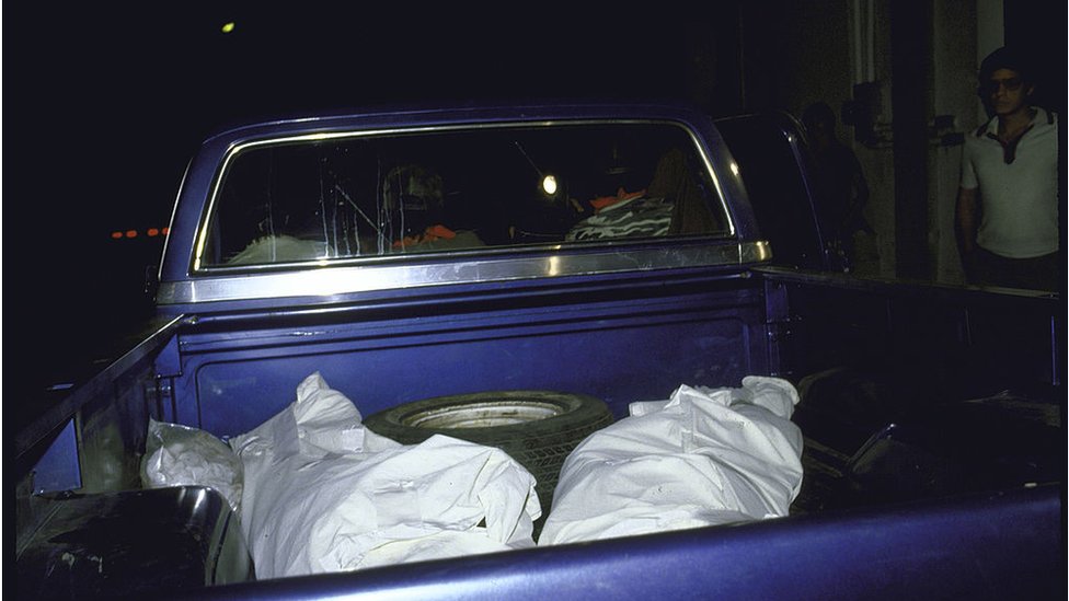 Los cuerpos de Enrique Camarena y el piloto Alfredo Zavala envueltos en bolsas en una camioneta en México.