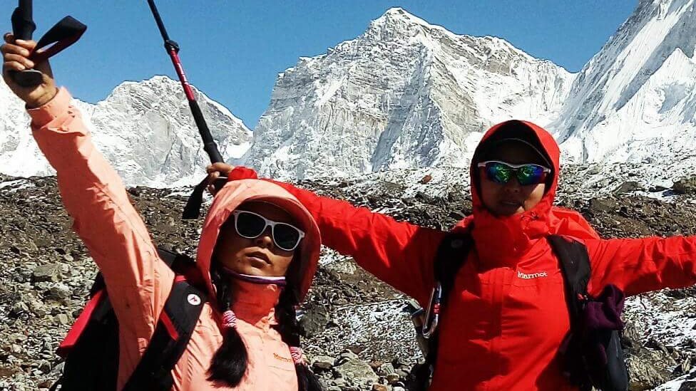Женщины-альпинисты возле горы Пумори в районе Эвереста