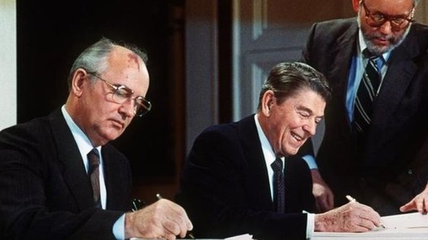 Mihail Gorbačov i Ronald Regan potpisuju nuklearni sporazum 1987.