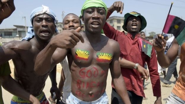 Miembros del grupo Ibop que promueve la independencia de Briafa, en el oriente de Nigeria. Biafra