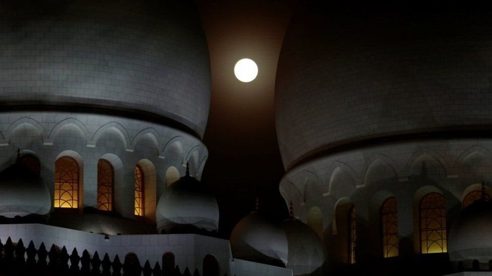 La luna entre los minaretes de una mezquita de Abu Dabi.