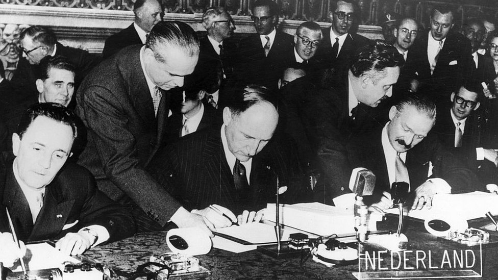 Los cancilleres de Francia, Bélgica, Holanda, Luxemburgo, Alemania e Italia firmaron en Roma dos tratados vitales para la creación de la actual Unión Europea.