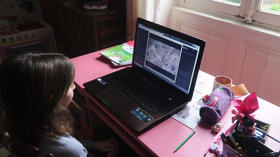 Ребенок смотрит на экран компьютера