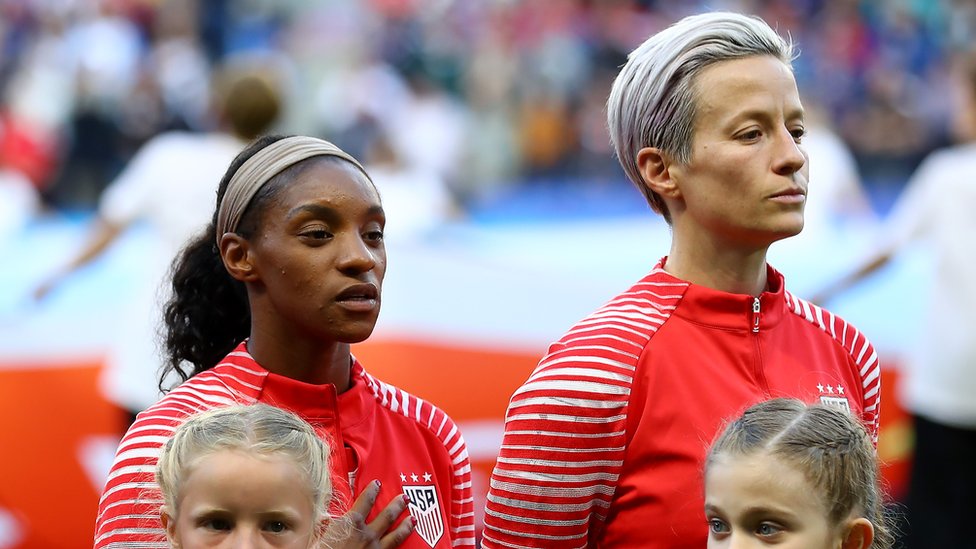 Меган Рапино из США отказывается петь гимн из-за протеста - матч группы F чемпионата мира по футболу среди женщин 2019 года между Швецией и США