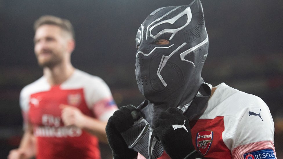 Aubameyang celebrando un gol con la máscara de Black Panther.