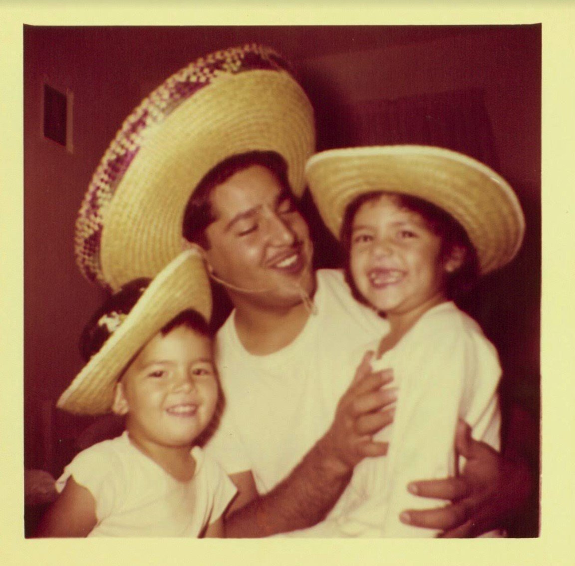 Anastacio Cordova (ao lado da filha, Tina, e do filho, Matthew) tinha quatro anos de idade quando a bomba foi detonada. Anos depois, ele teve câncer de próstata e dois tipos de câncer oral, e morreu da doença em 2013.
