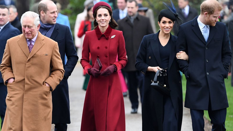 Miembros de la familia real británica: de izquierda a derecha, el príncipe Carlos, el príncipe William, Kate Middleton y los duques de Sussex