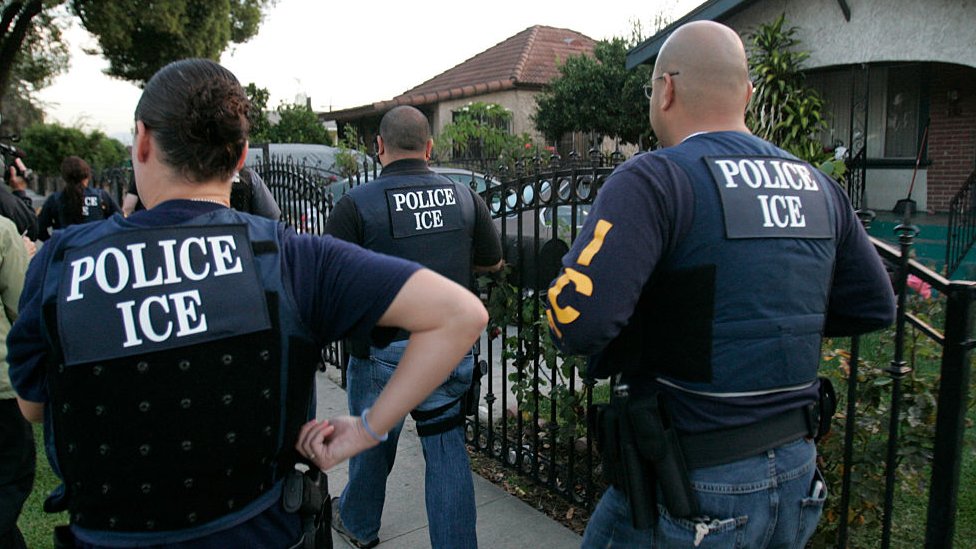 Parte de la estrategia de ICE ha sido realizar arrestos en comunidades residenciales.