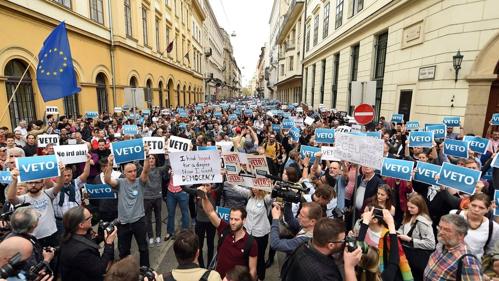 Демонстранты протестуют против поправки к закону о высшем образовании, которую многие считают акцией, направленной на закрытие Центрально-Европейского университета, основанного американским бизнесменом-миллиардером венгерского происхождения Джорджем Соросом,