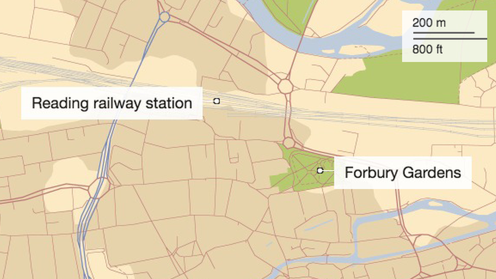 Карта, показывающая, где находится Forbury Gardens по отношению к железнодорожной станции Reading