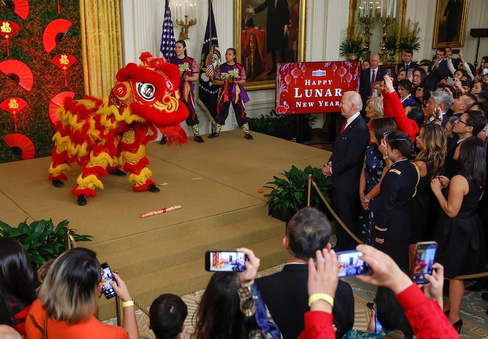 1月26日當天，白宮舉行了農曆新年招待會，圖為美國總統拜登在觀看中國舞獅表演。