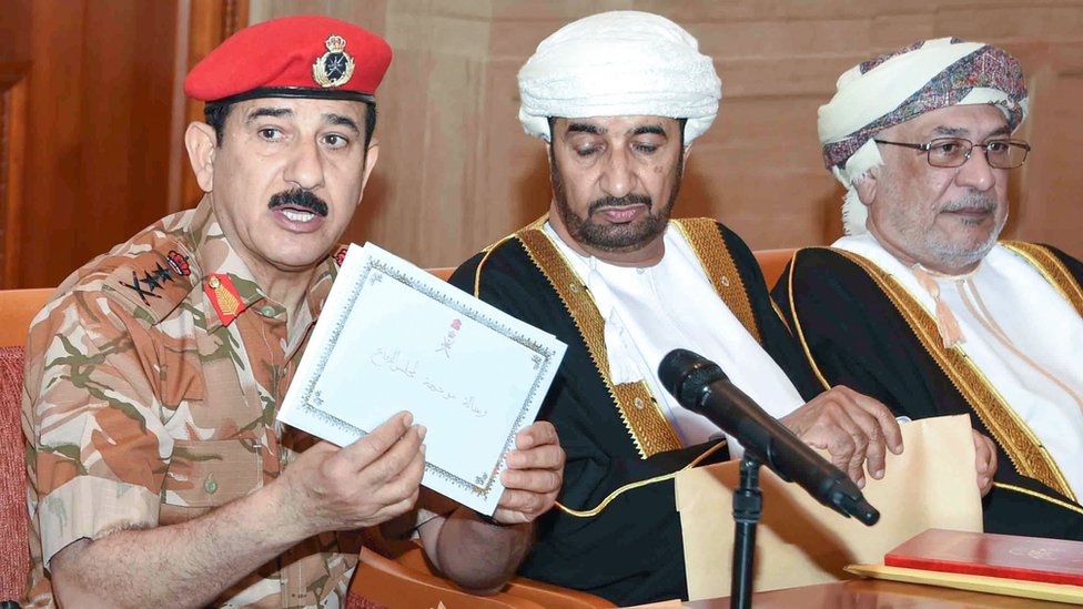 Генерал Султан бин Мохаммед аль Номани (слева) показывает письмо из конверта, которое содержит волю покойного лидера Омана султана Кабуса в столице Маската,