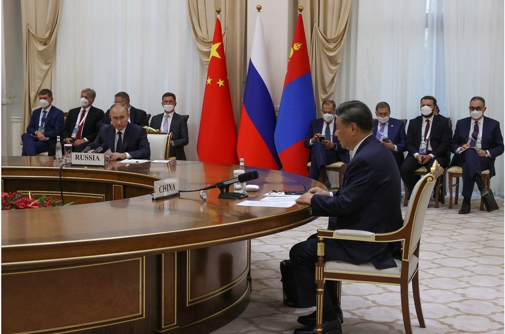 9月15日，在烏茲別克斯坦撒馬爾罕舉行的上海合作組織（SCO）峰會期間，中國國家主席習近平、俄羅斯總統普京和蒙古國總統呼日勒蘇赫出席了中俄蒙元首第六次會晤。