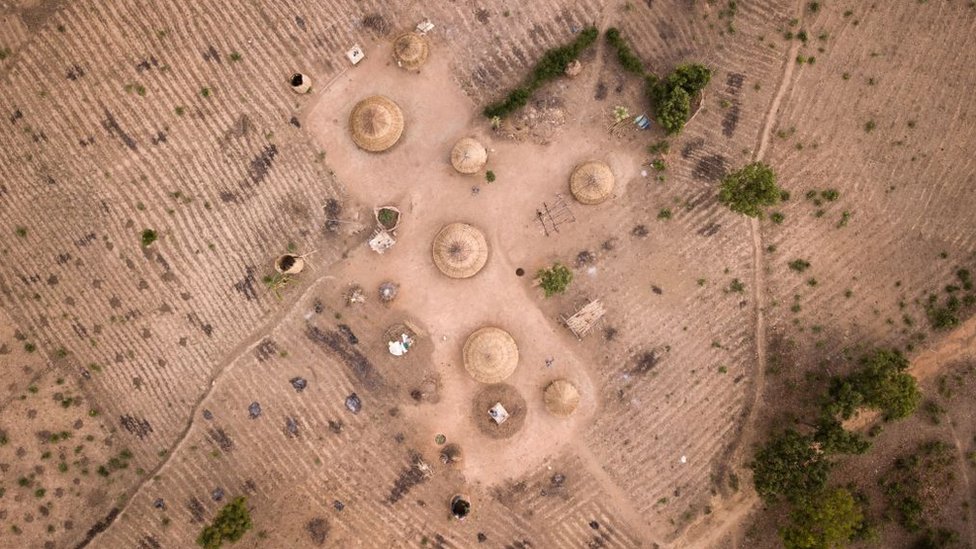 Вид с воздуха на деревню Фулани в пастбищном заповеднике Качия, штат Кадуна, Нигерия, 18 апреля 2019 г. Пастбищный заповедник Качия - это территория, отведенная для использования скотоводами Фулани, и она предназначена для развития животноводства