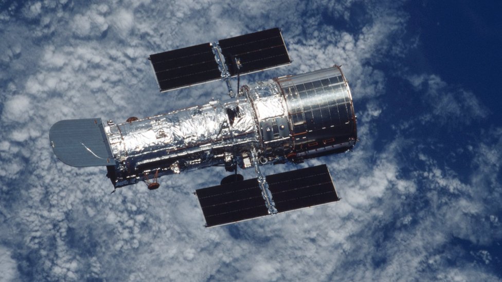 Telescopio Espacial Hubble sobre nubes