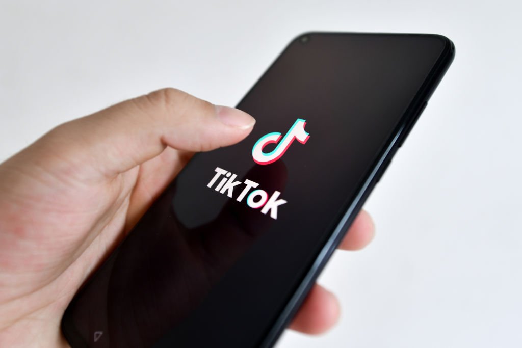 شعار تيك توك يظهر على شاشة هاتف جوال