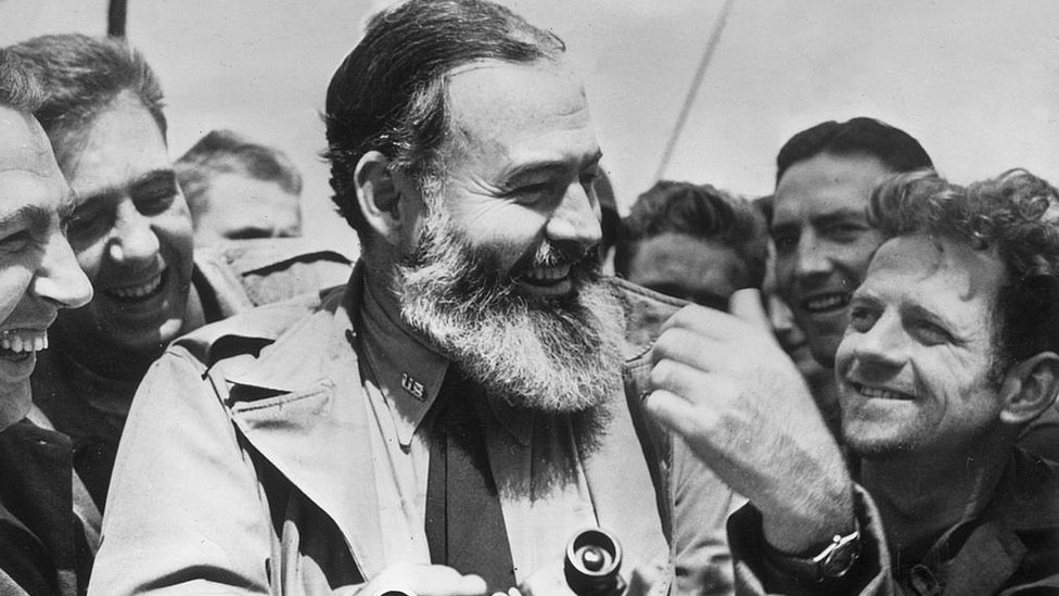 Fueron los soldados de la Segunda Guerra Mundial los que trajeron las sonrisas perfectas a EE.UU. Aquí un grupo de ellos con el escritor Ernest Hemingway cuando trabajaba como corresponsal de guerra. Soldados con Ernest Hemingway