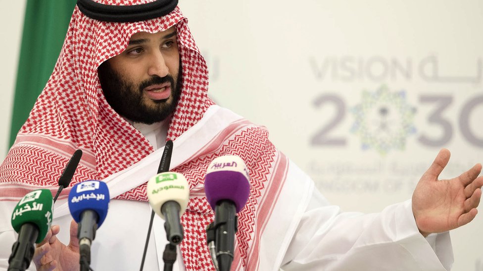 Заместитель наследного принца Мохаммед бин Салман выступает на пресс-конференции в Эр-Рияде, Саудовская Аравия (25 апреля 2016 г.)