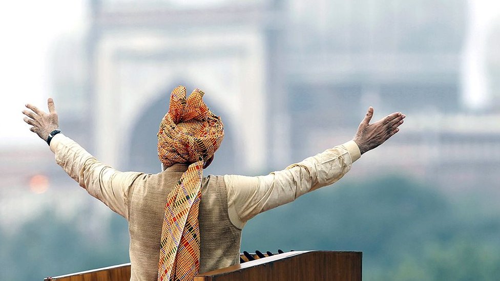 பிரதமர் நரேந்திர மோதியின் தொட்டுத் தொடரும் தலைப்பாகை பாரம்பரியம் - BBC News  தமிழ்