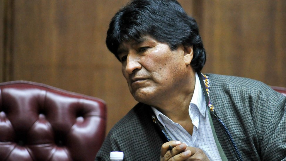 Экс-президент Боливии в изгнании Эво Моралес жестикулирует во время выступления с речью в Клубе мексиканских журналистов в Мехико