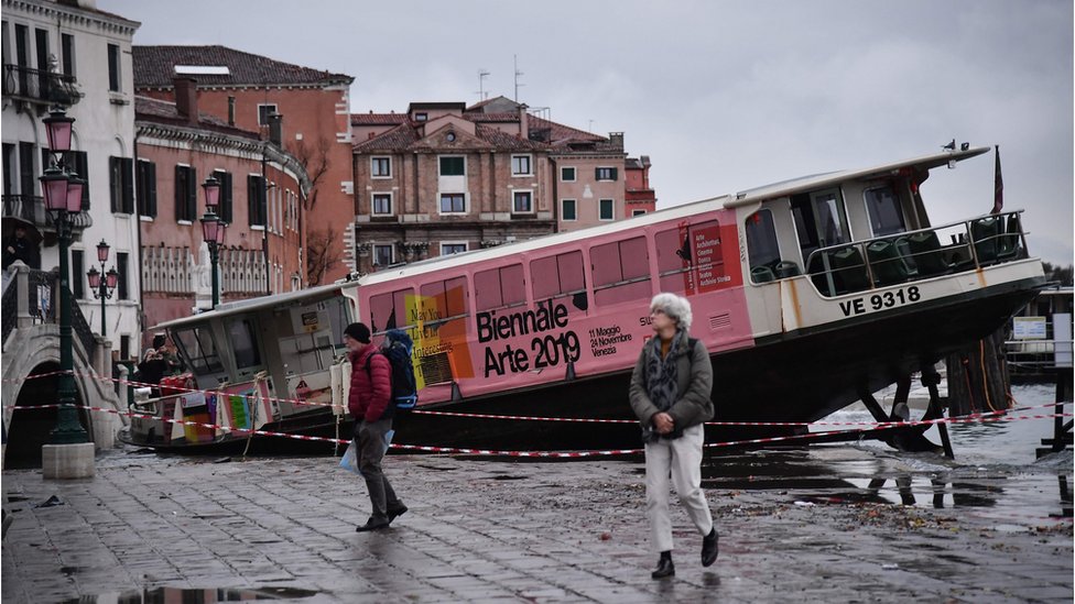 Taksi čamac nasukan na ulicima venecije