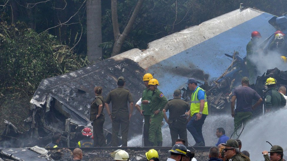 Equipos de emergencia entre los restos del avión.