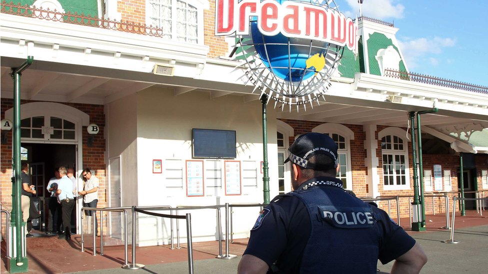 Полицейский возле тематического парка Dreamworld в Австралии. 25 октября 2016 г.