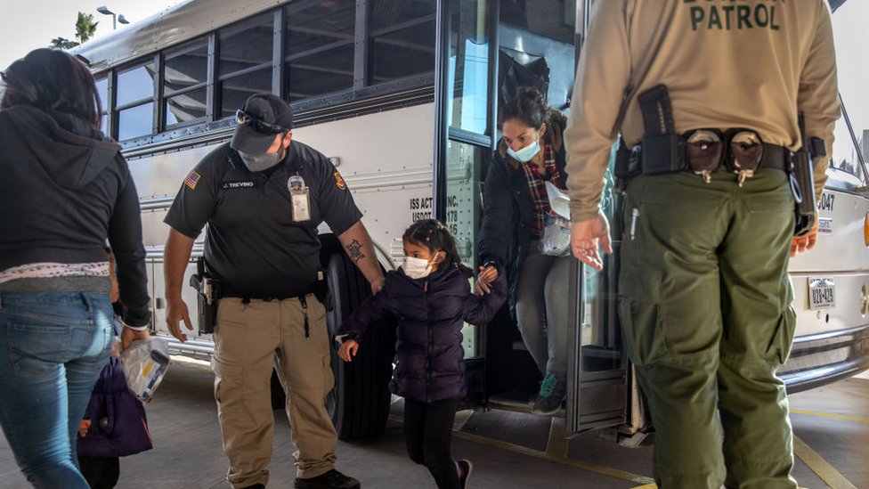 Agentes de inmigración de EE.UU. liberan a los solicitantes de asilo en una estación de autobuses el 25 de febrero de 2021 en Brownsville, Texas
